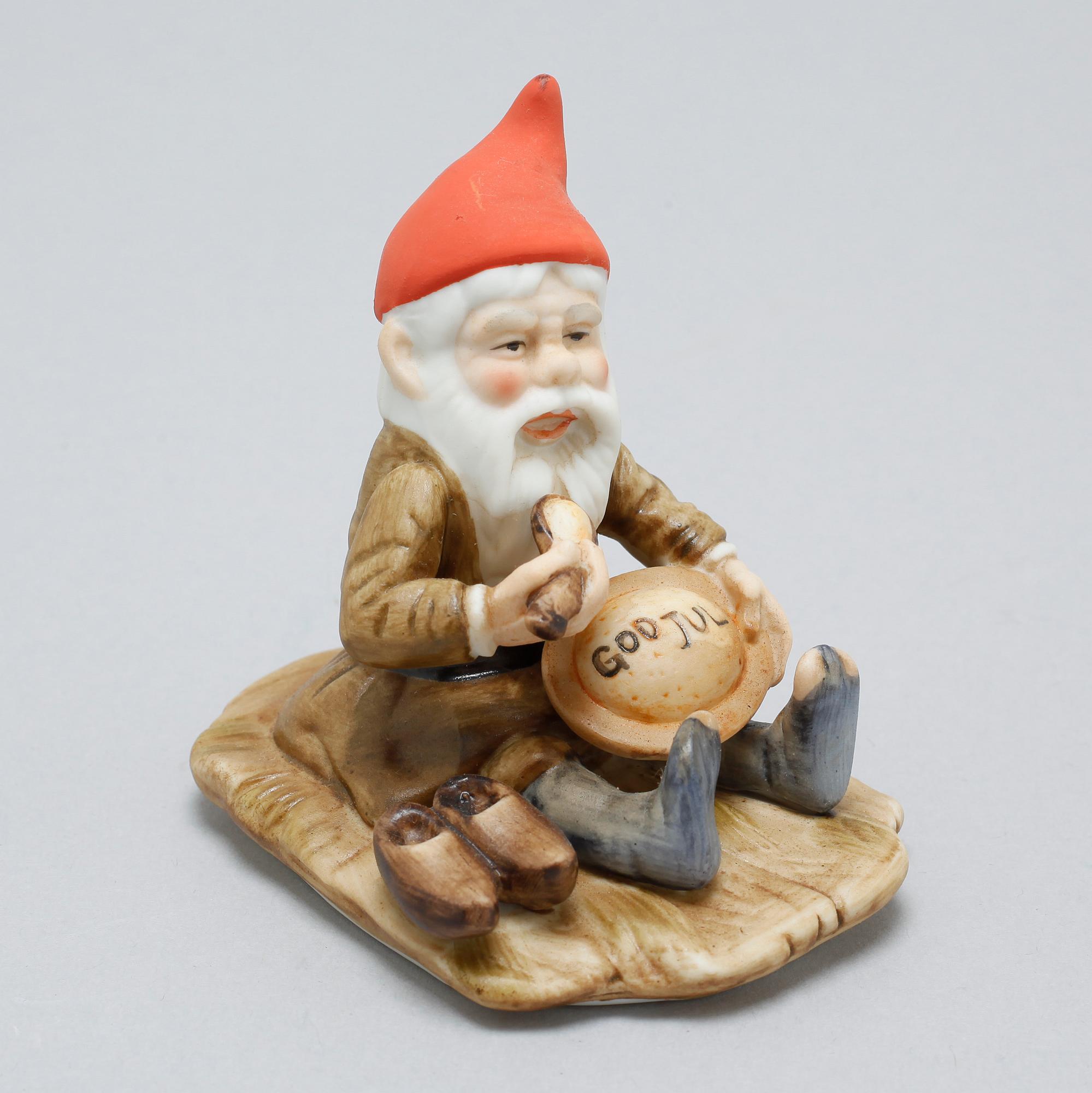 13 earthenware figurines after Jenny Nyström by Kalmar Länsmuseum, late 20th century.