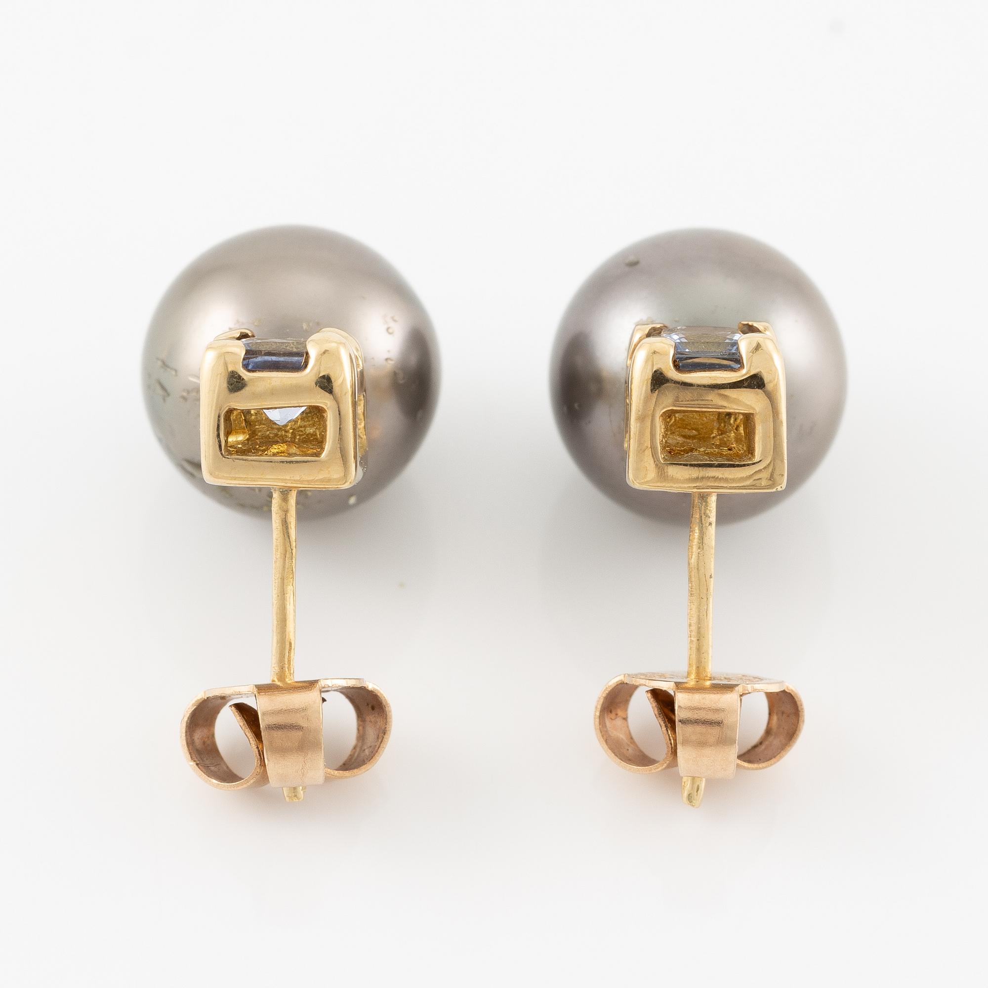 Earrings, 18K gold with cultured pearls.