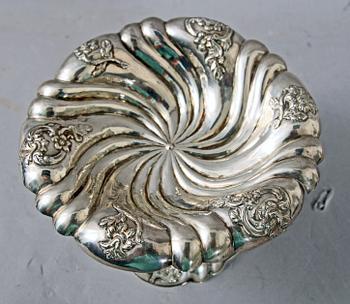 SKÅL PÅ FOT, silver, nyrokoko, J E Torsk 1856, vikt 274g.