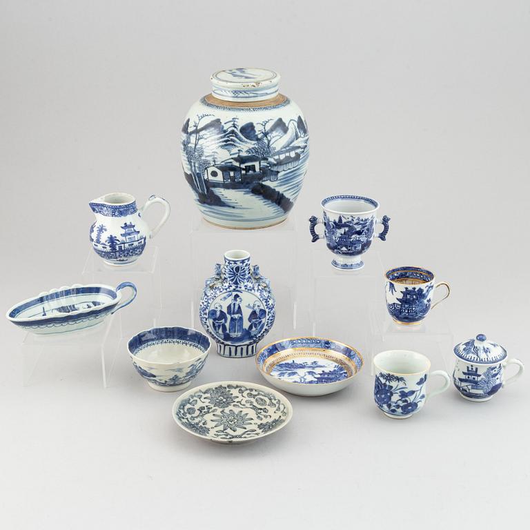 Eleven blue and white porcelain objects, Qing dynasty, 18th-19th century.