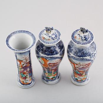 LOCKURNOR,  1 par samt VAS, porslin, Kina, 1700-tal.