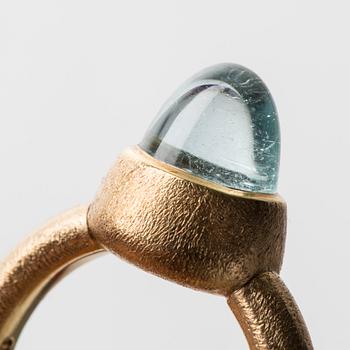 RING, Ole Lynggaard, 18K guld med cabochonslipad akvamarin.
