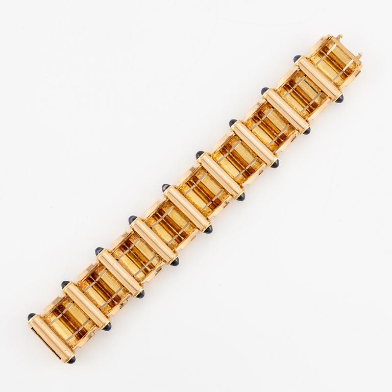 An 18K gold Retro bracelet.