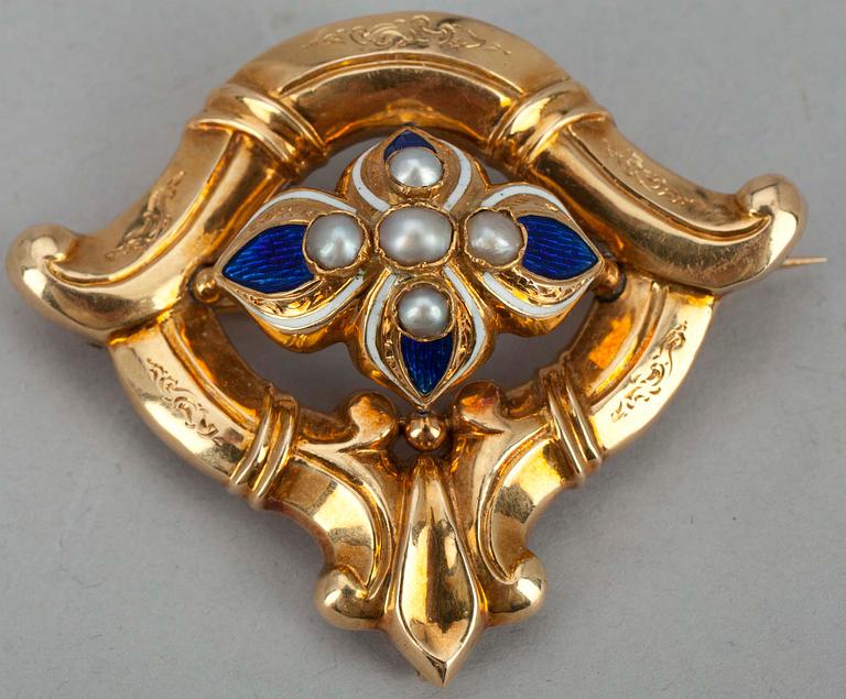 RINTANEULA 18K kultaa, emalia, helmiä. Gustaf Adolf Cedergren 1844-72, Tukholma. Paino 9,8 g.