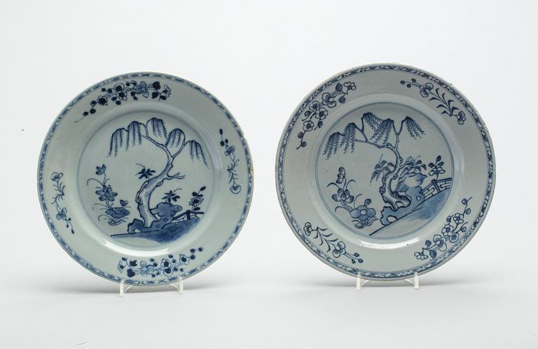 TALLRIKAR, 8 st, porslin, Kina, Qianlong (1736-95).