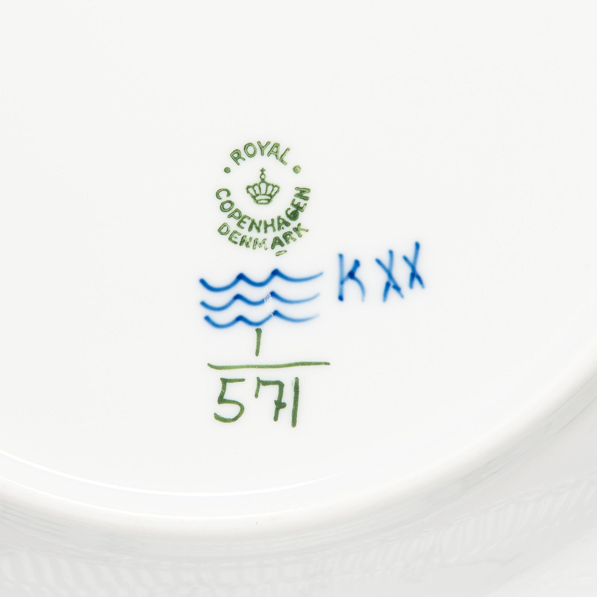 Servis, 70 delar, "Musselmalet", halvblond, Royal Copenhagen. Största delen från 1950-talets slut.