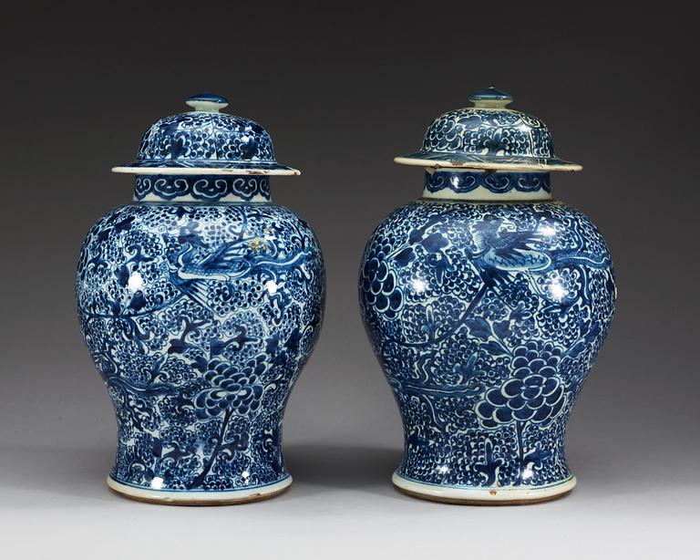 A set of two blue and white jars, Qing dynasty, Kangxi (1662-1722).