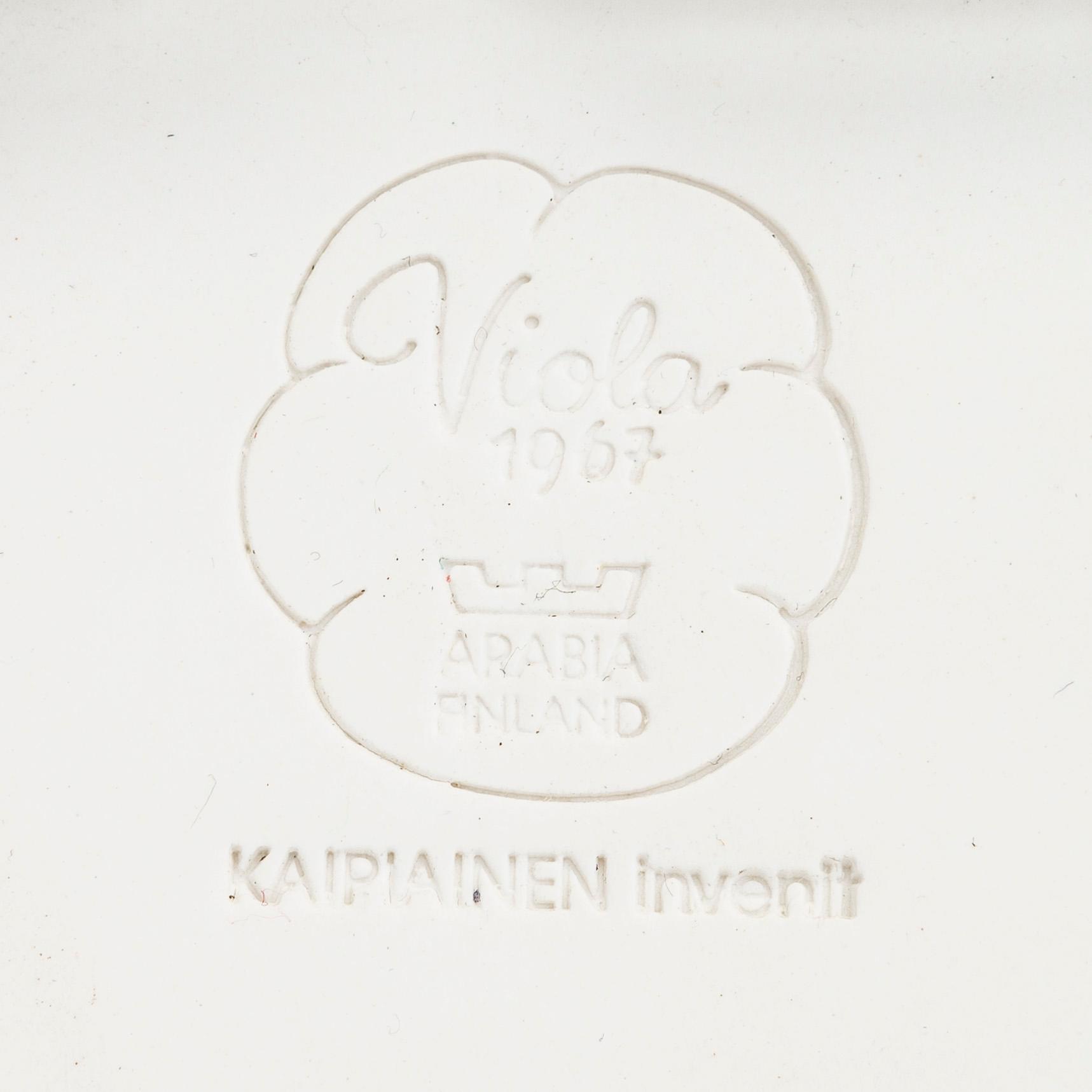 Birger Kaipiainen, dekorationsfat, 2 st, "Viola", stämpelmärkta, Arabia, 1900-talets slut.