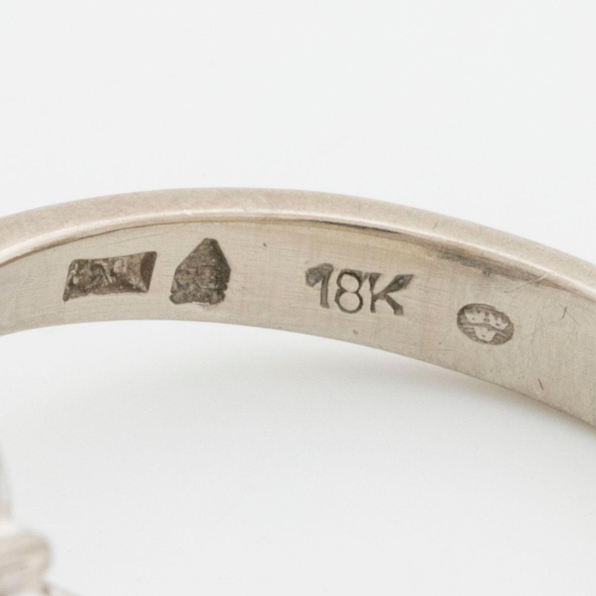 BRILJANTRING 18K vitguld m 1 briljant ca 0,55 ct TW VS, samt 10 mindre briljanter ca 0,70 ct TW SI.