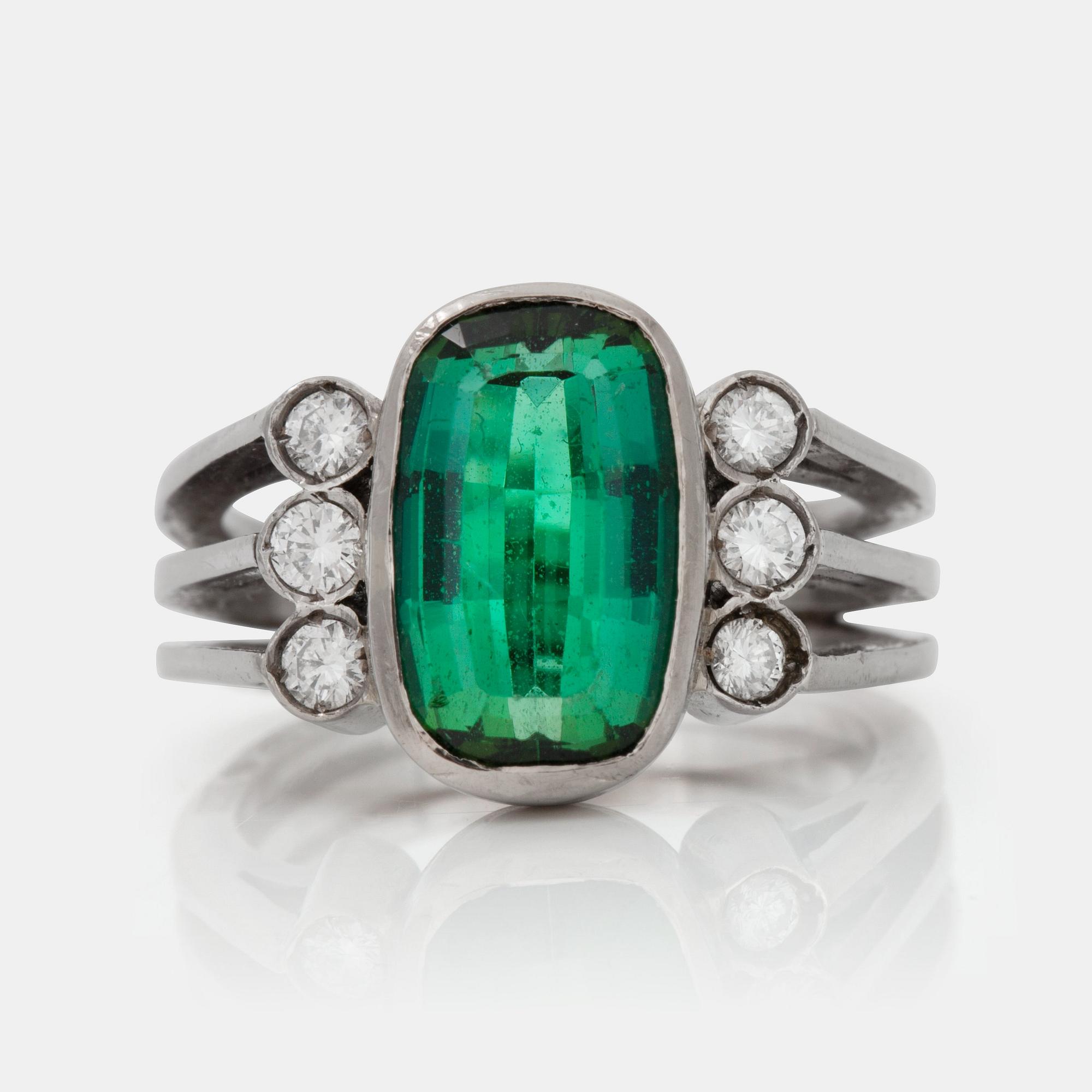 RING med grön turmalin ca 4.00 ct samt briljantslipade diamanter, totalt ca 0.30 ct.