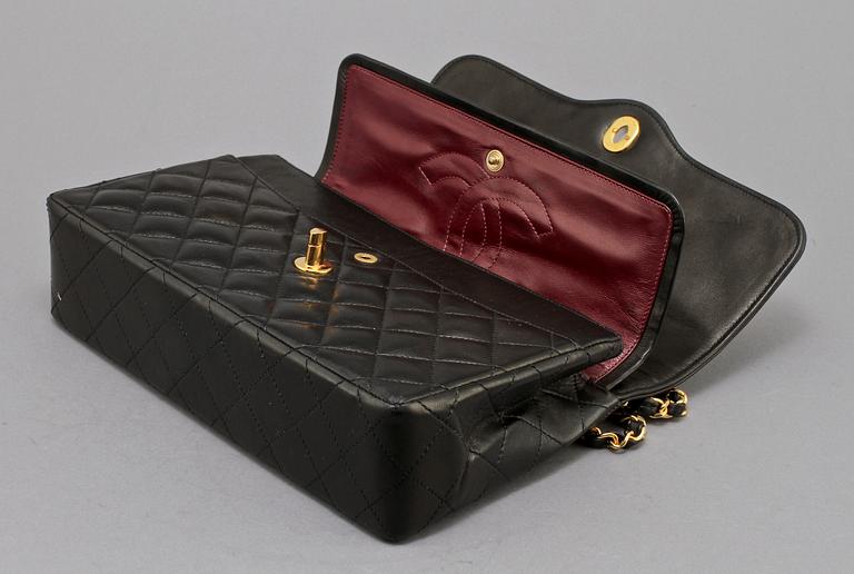 AXELREMSVÄSKA, "double flap limited edition", Chanel, Paris, 1900-talets sista kvartal.