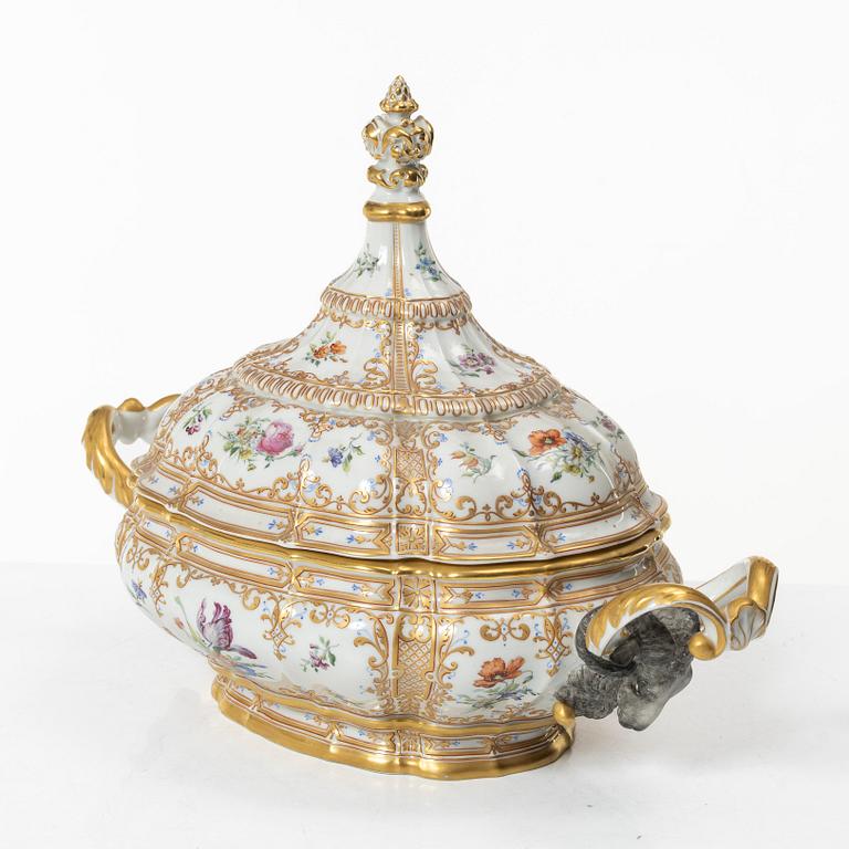 Bing & Grøndahl, a 'Rosenborg' tureen with lid, Denmark.