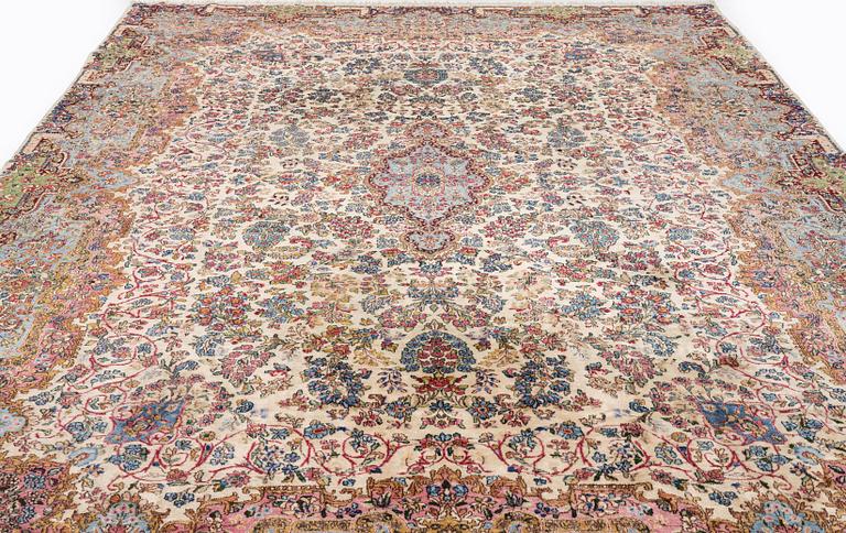 Matta, Kirman, ca 540 x 350 cm.