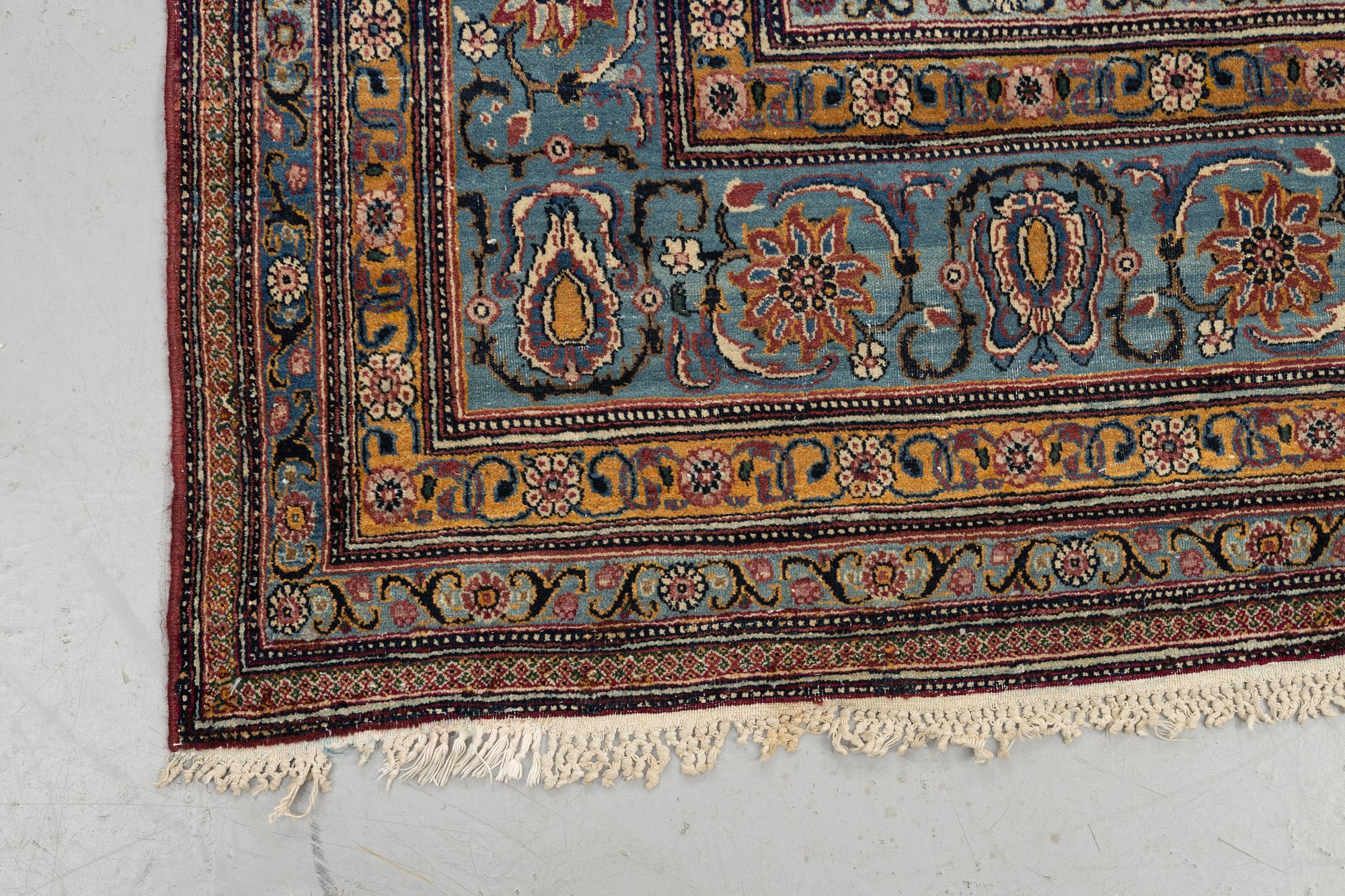 A semi-antique Tehran carpet, ca 384,5 x 288 cm.