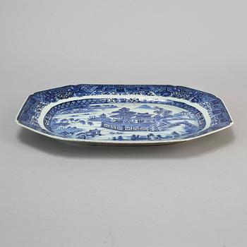 SERVERINGSFAT, två stycken, kompaniporslin. Qingdynastin, Qianlong (1736-95).