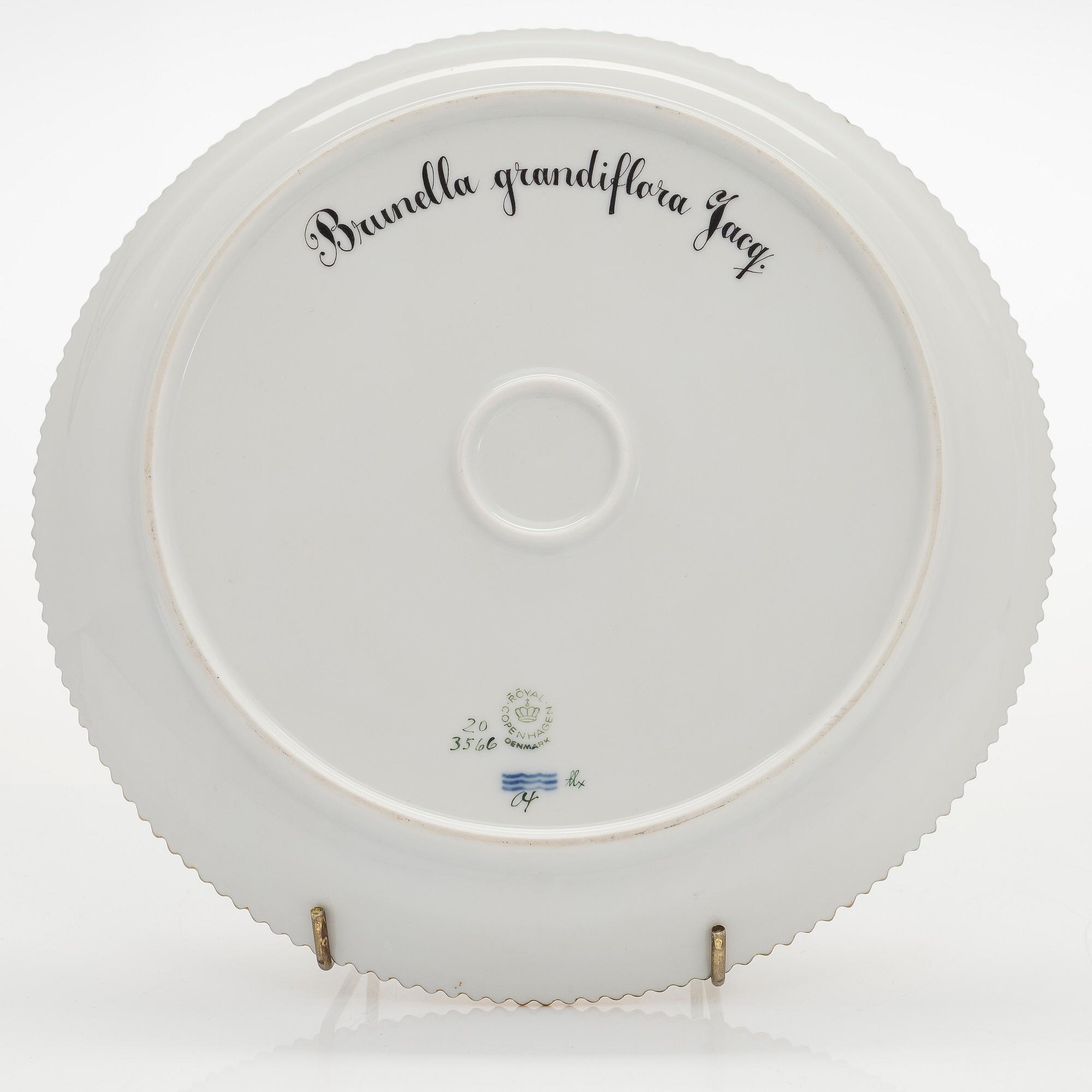 Royal Copenhagen, tallrik, porslin, "Flora Danica", Danmark, 1900-tal.