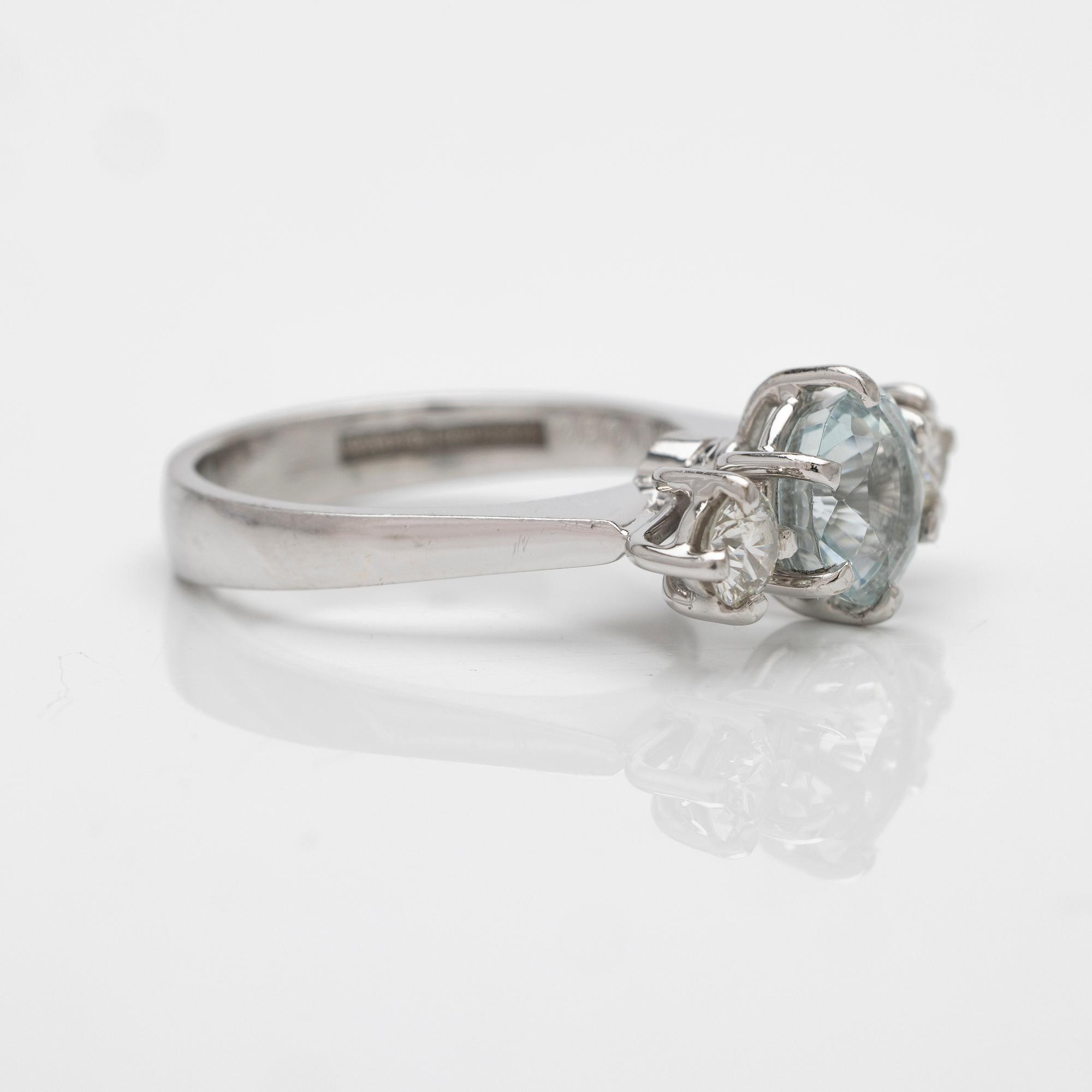 18K white gold ring with aquamarine and diamonds.