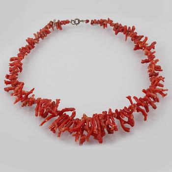 COLLIER, korall, med lås i metall.