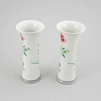 A pair of famille rose vases, Qing dynasty, 19th Century.