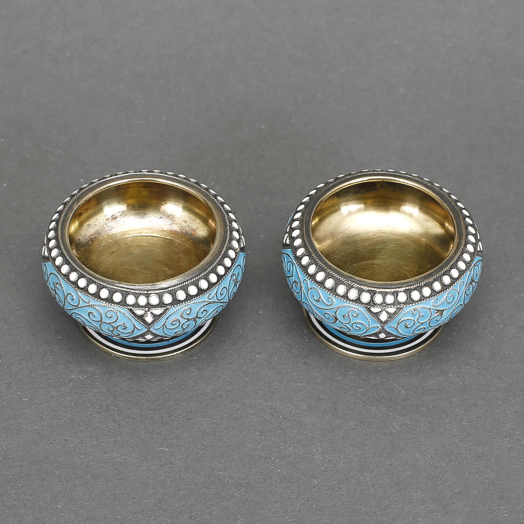 SALTKAR, ett par, silver och emalj, David Andersen, Oslo ca 1900. Tot vikt 45 gram.