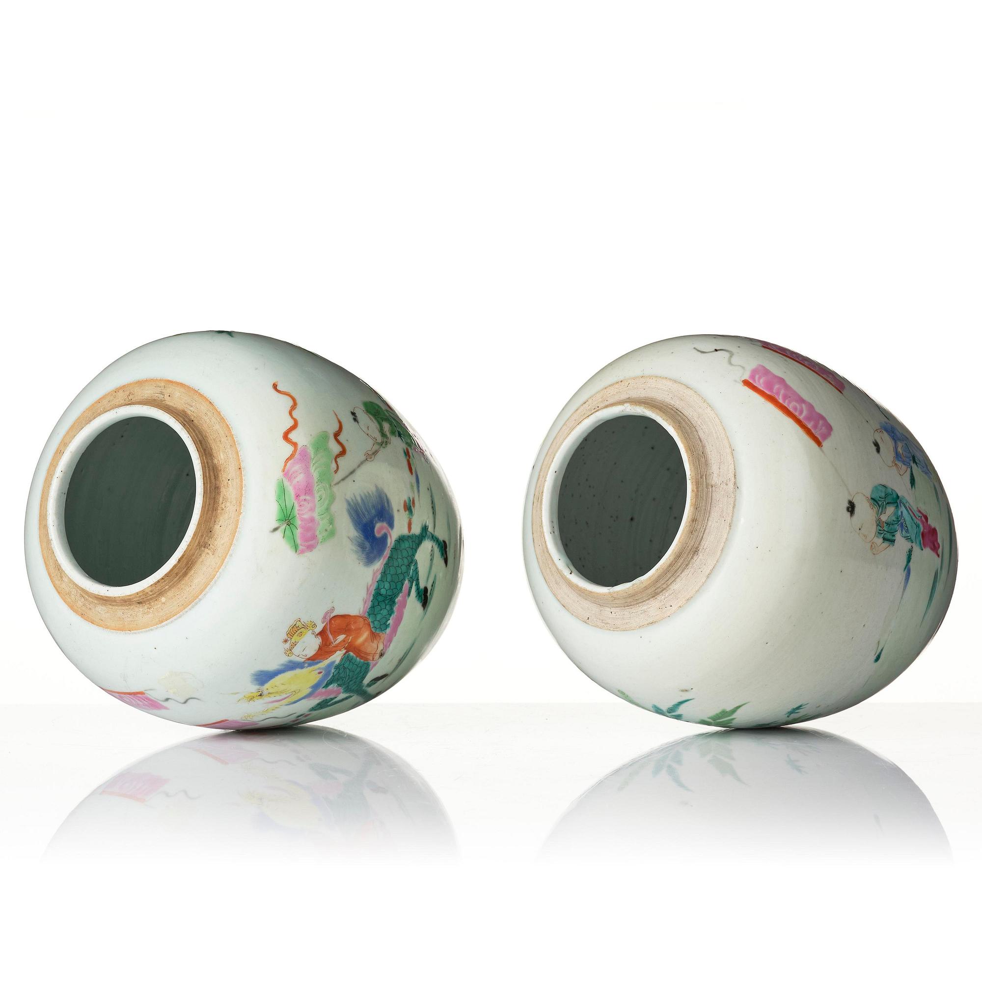 Urnor, ett par, porslin. Qingdynastin, 1800-tal.