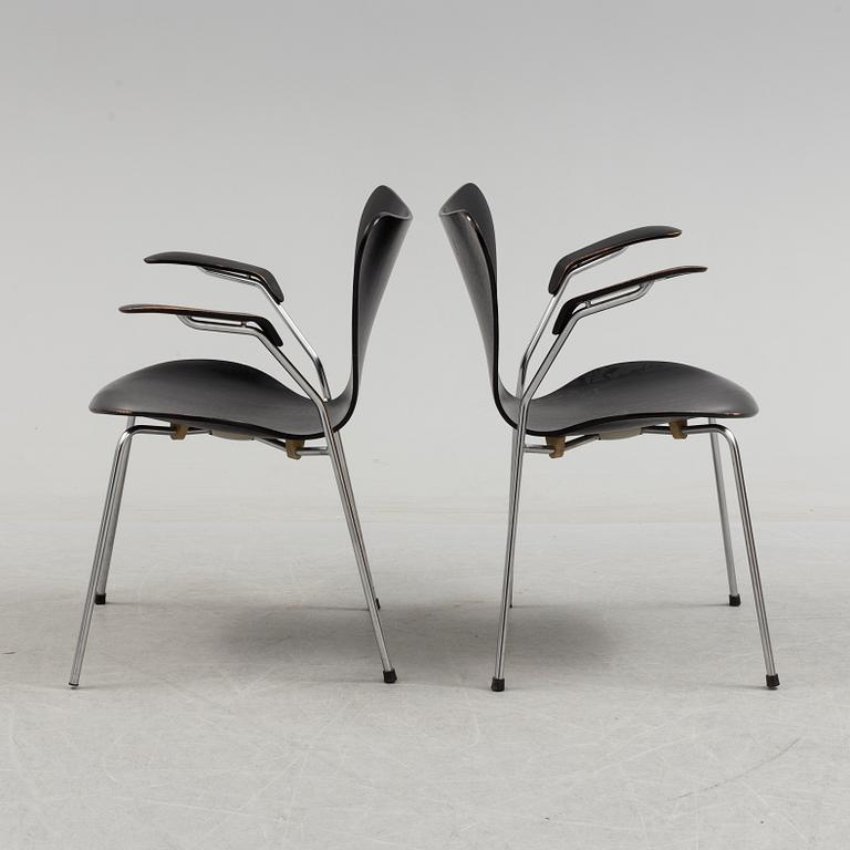 ARNE JACOBSEN, karmstolar, ett par, "Sjuan", Fritz Hansen, Danmark, 1967.