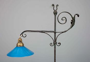 GOLVLAMPA, gjutjärn samt glas, Taidetakomo Hakkarainen 1900-talets början.