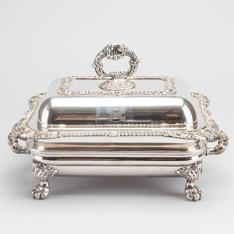 A plate serving dish with lid, probably England, 20th century.