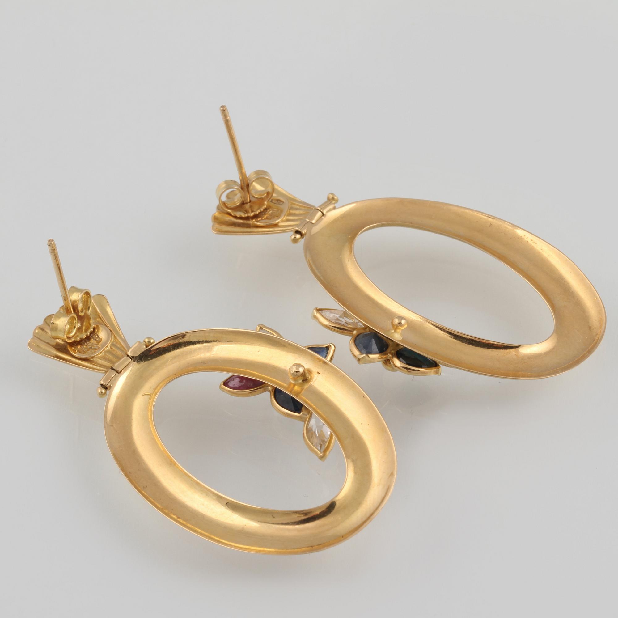 ÖRHÄNGEN, 18K guld med briljantslipade diamanter och fasettslipade safirer och rubiner, Vicenza, Italien. Vikt 8,0 gram.