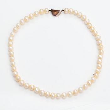 A pearl collier with cultured pearls, 14K gold clasp with ca. 0.045 ct of diamonds.