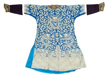 ROBE, silk. China, late Qing. Height 133 cm.