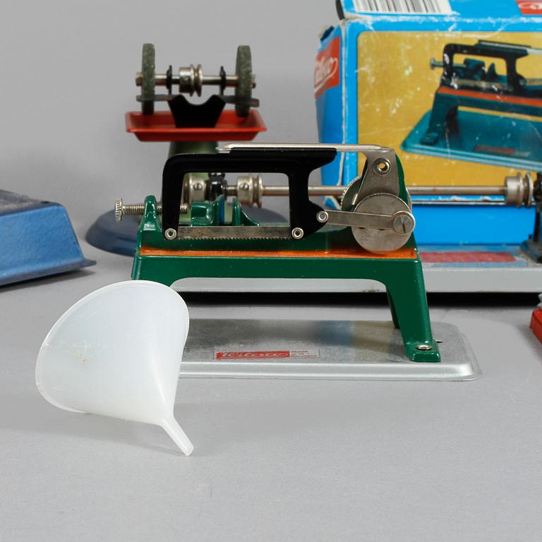 LEKSAKER, 8 delar, Wilesco och Mamod, 1900-talets tredje kvartal.