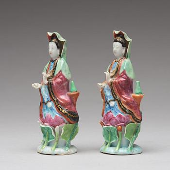 A pair of famille rose figures of Guanyin, Qing dynasty, 19th century.