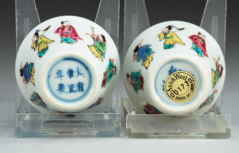 A pair of famille rose cups, late Qing dynasty, with Yongzhengs six character mark.