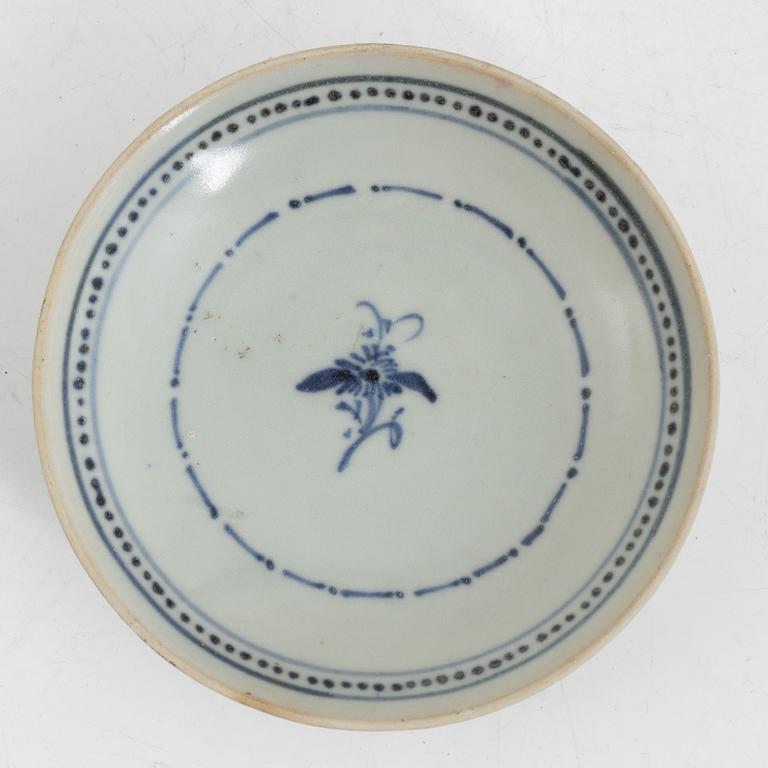 A Chinese blue and white porcelain bowl and a small dish, Qing dynasty, Kangxi (1662-1722).