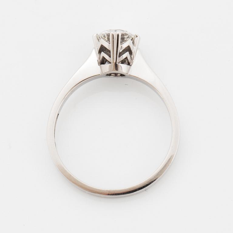 Sormus, 18K valkokultaa, timantti 0.79 ct. Gustav Dahlgren & Co, Malmö, 1965.