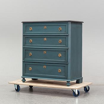 A late 19th century chest of drawers.