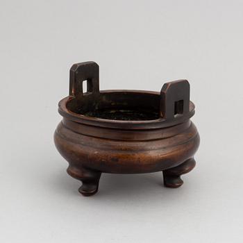 A Chinese bronze censer, late Qing dynasty, around the year 1900.