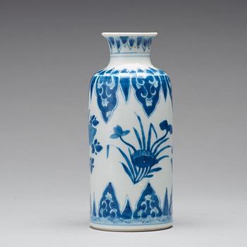 A blue and white vase, Qing dynasty, Kangxi (1662-1722).