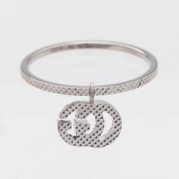 Gucci, sormus, "GG Running Charm", 18K valkokultaa ja timantteja.