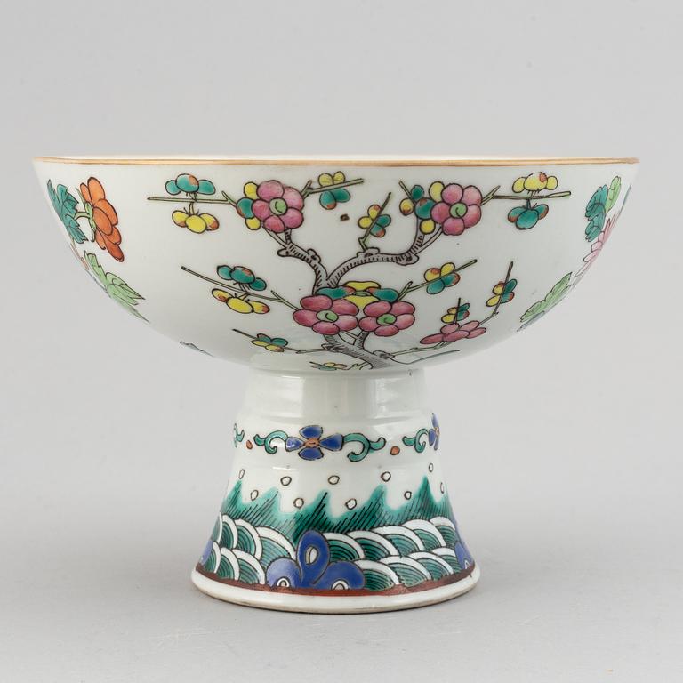 A famille rose footed dish, Qing dynasty, late 19th/early 20th century.