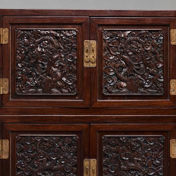 SKÅP, ett par, hardwood. Sen Qingdynasti (1644-1912).