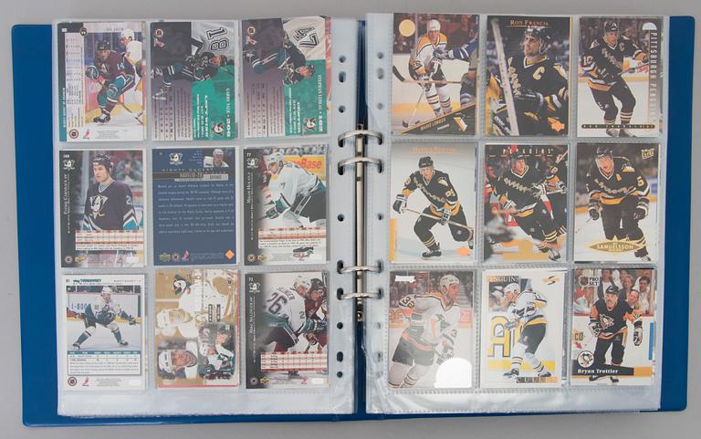 Lot of ice hockey trading cards, circa 650 pcs in an album.