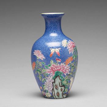 877. A Chinese sgrafitto vase, Republik, 20th Century.