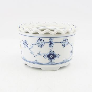 Warming stand "Musselmalet" Royal Copenhagen Denmark porcelain.