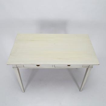 Skrivbord, gustaviansk stil, 1900-tal och stol, gustavianskt provinsarbete, 1700-talets slut.