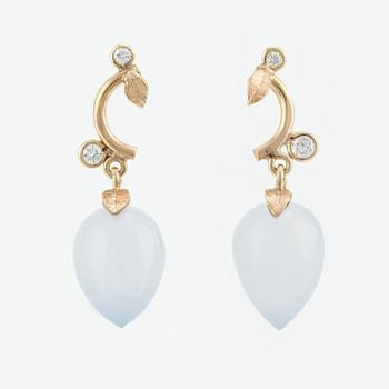 Örhängen med droppformad blå kalcedon och briljantslipade diamanter.