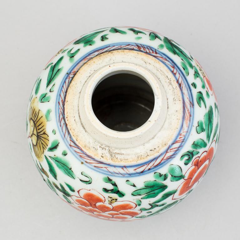A Chinese porcelain wucai jarlet, Ming dynasty, 17th century.