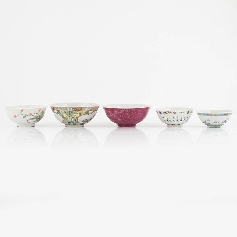 A group of five Chinese porcelain bowls, 20th century.