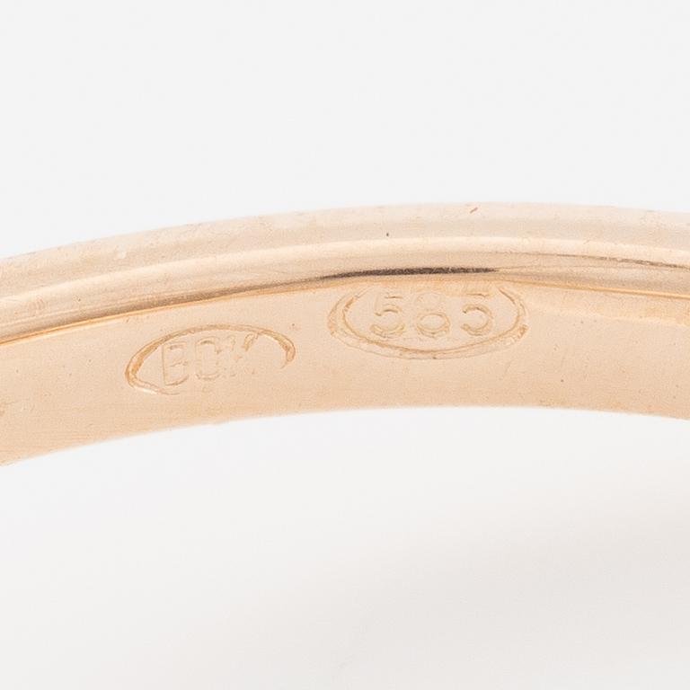 Ring 14K gold with yellow sapphire and brilliant-cut diamonds.